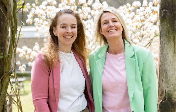 Afbeelding vrouwen lachen achter bloesem